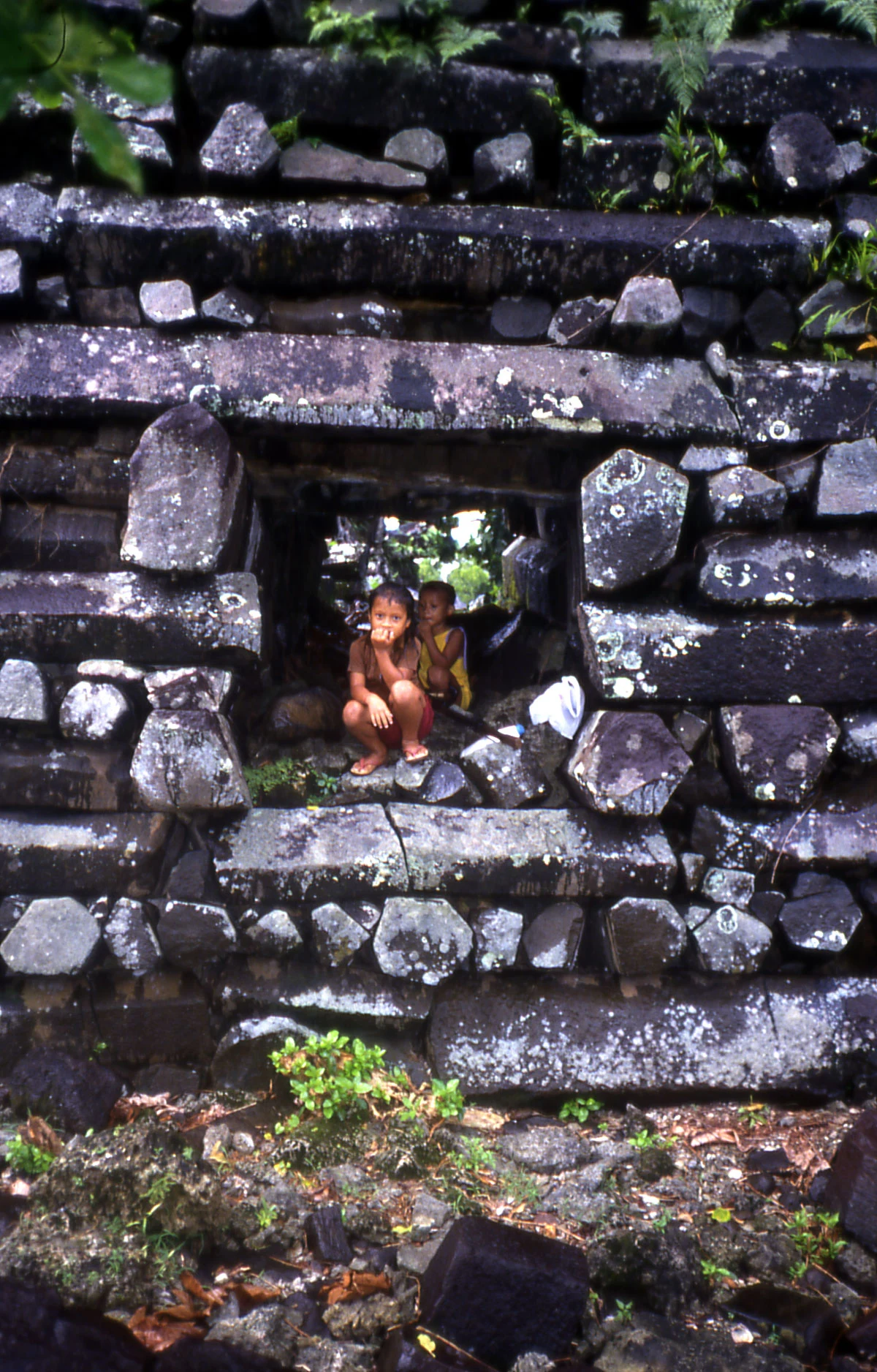 Murs de basalte et canal de Nan Madol à Pohnpei.