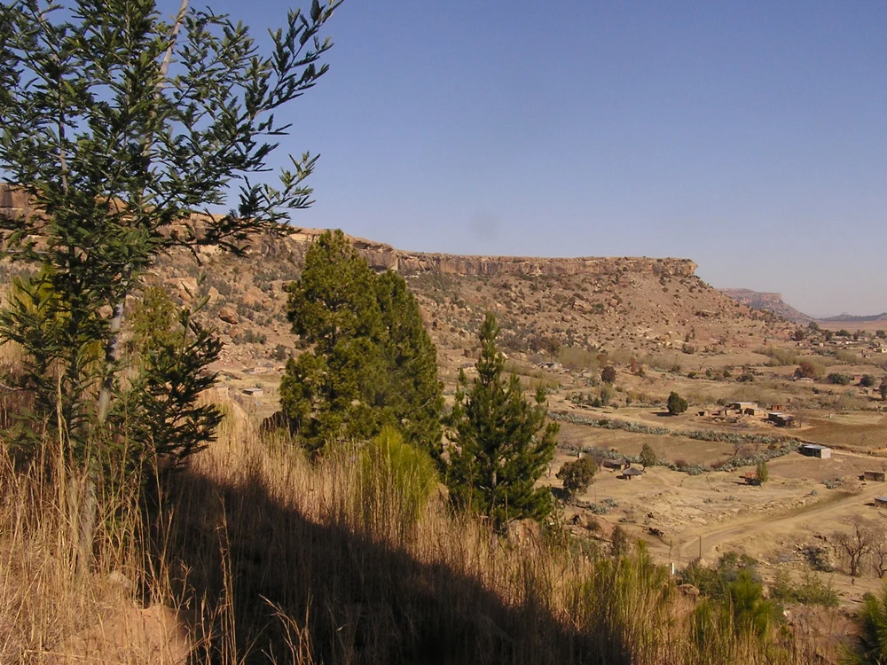 Thaba-Bosiu-Plateau über den umliegenden Hügeln Lesothos.