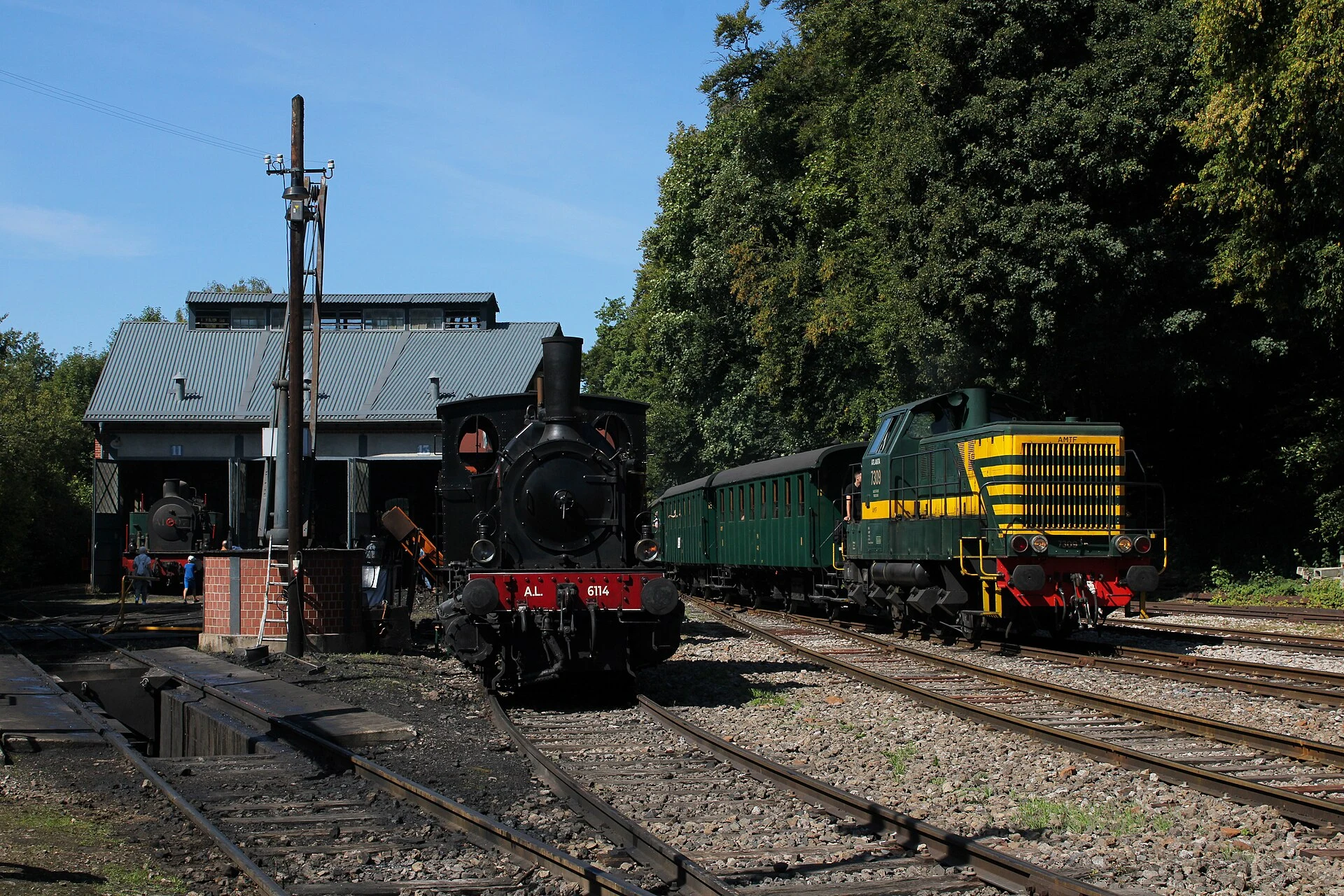 Historischer Zug am Bahnhof Fond-de-Gras im Süden Luxemburgs