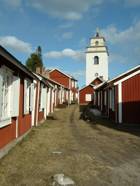 Veduta dall’alto delle case-chiesa rosse raccolte attorno alla chiesa di Nederluleå a Gammelstad.