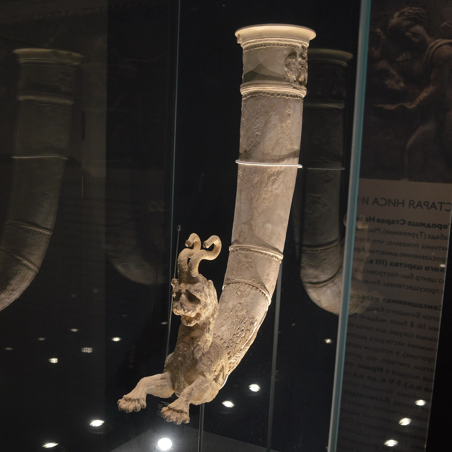 Parthisches Elfenbein-Rhyton mit Bezug zu Nisa in einer Museumssammlung.