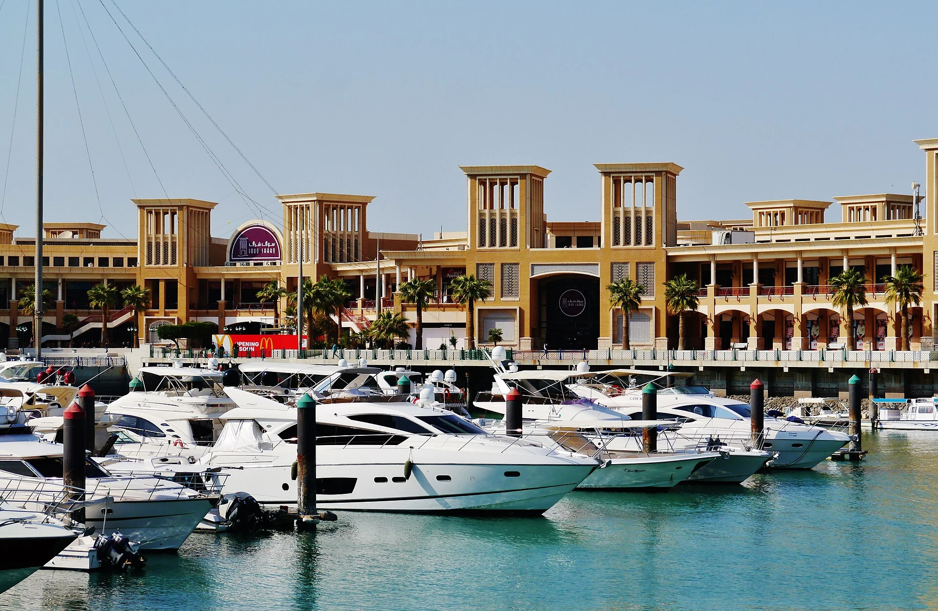 Corredores comerciais do Souq Al-Mubarakiya na Cidade do Kuwait.