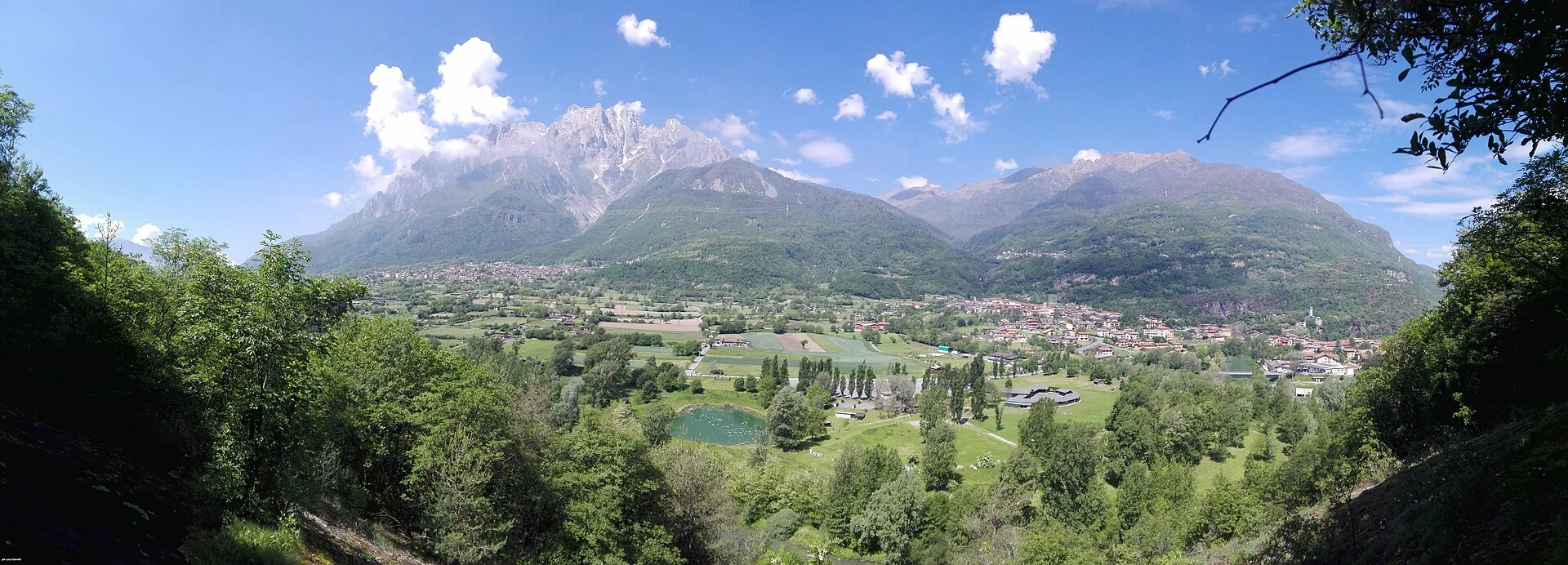Uno dei grandi massi incisi del parco archeologico dei Massi di Cemmo.