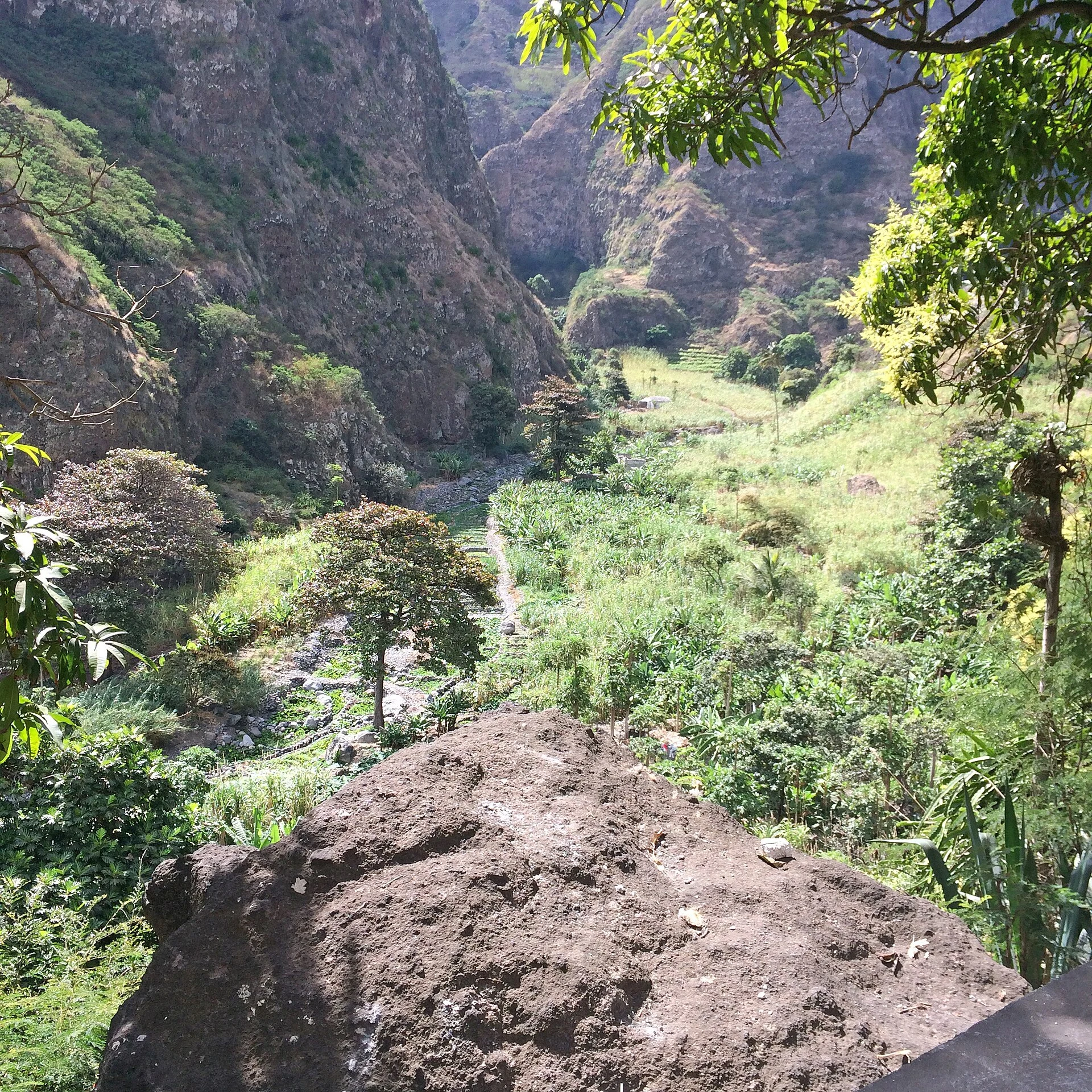 Cultivos em socalcos e caminhos rurais no vale de Paúl.