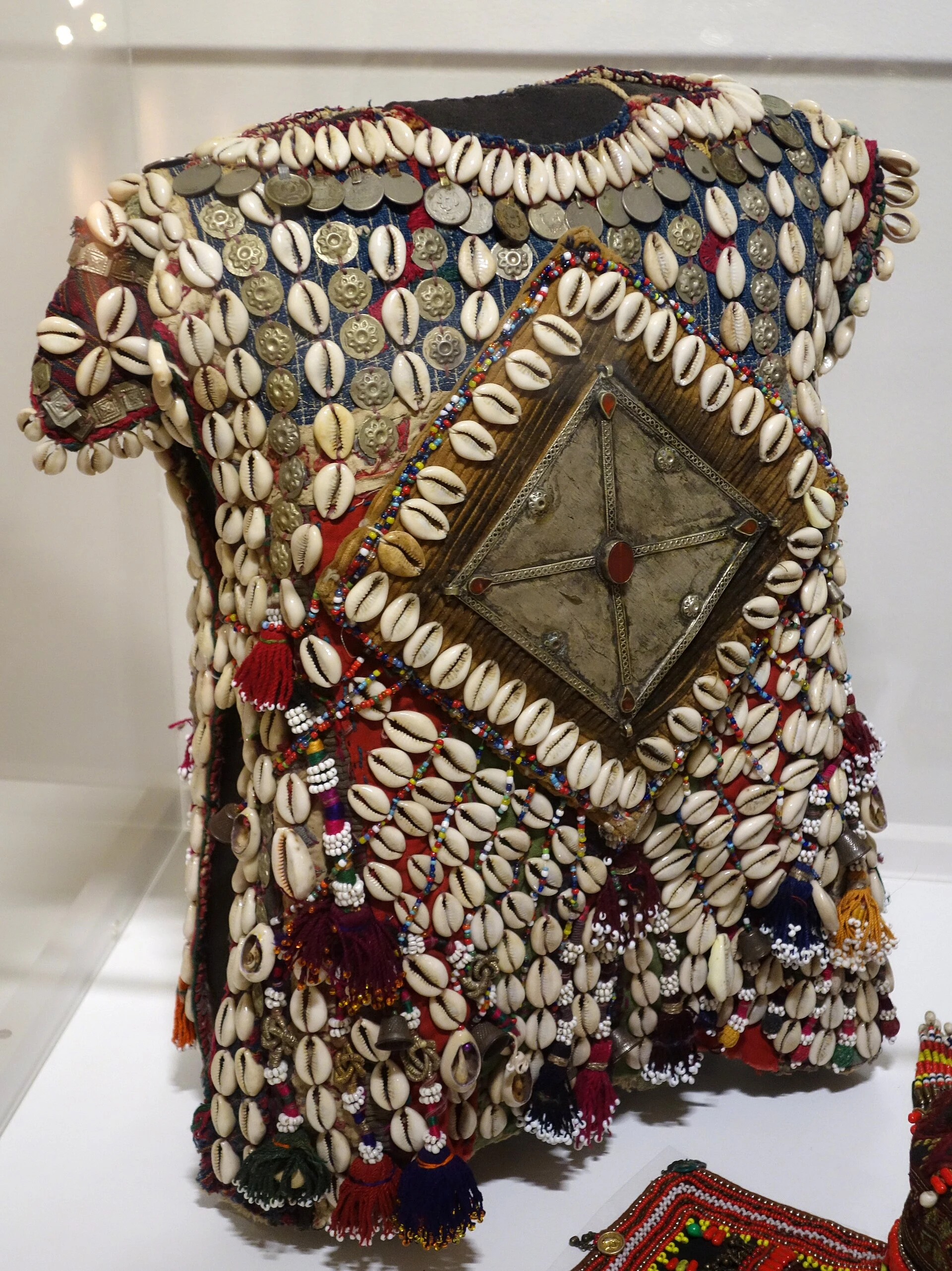 Tessuto afghano di una collezione museale, usato come contesto culturale.