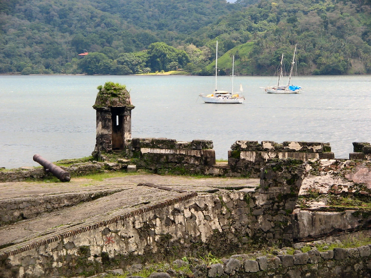 Steinmauern des Forts San Jerónimo an der Bucht von Portobelo.