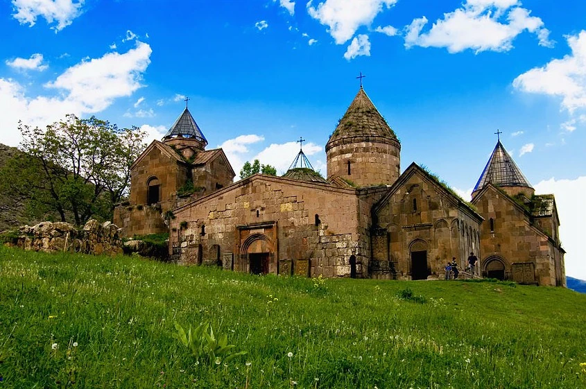 Arquitetura de pedra e khachkar no mosteiro de Goshavank, Armênia.