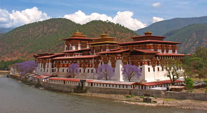 O dzong de Punakha na confluência dos rios Pho Chhu e Mo Chhu.