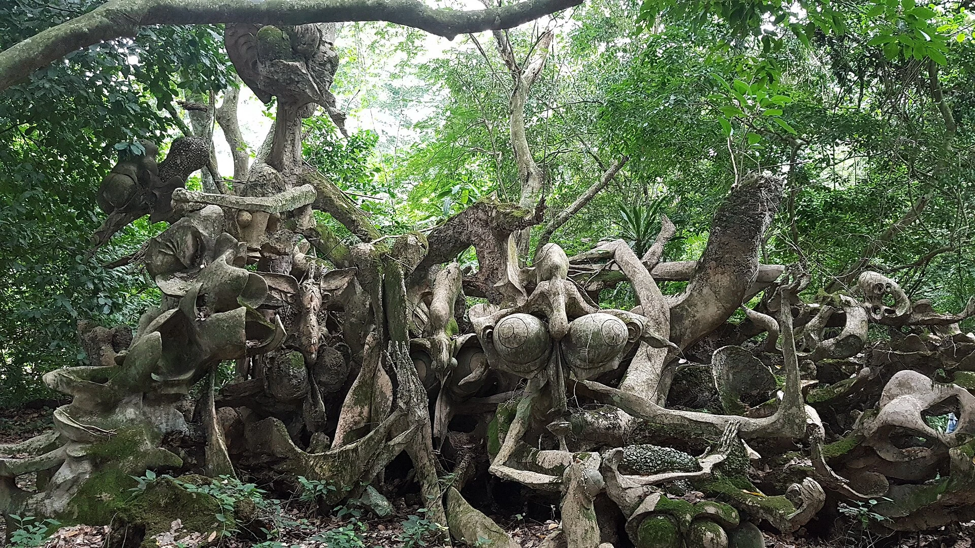 Scultura sacra tra la vegetazione del Bosco Sacro di Osun-Osogbo.