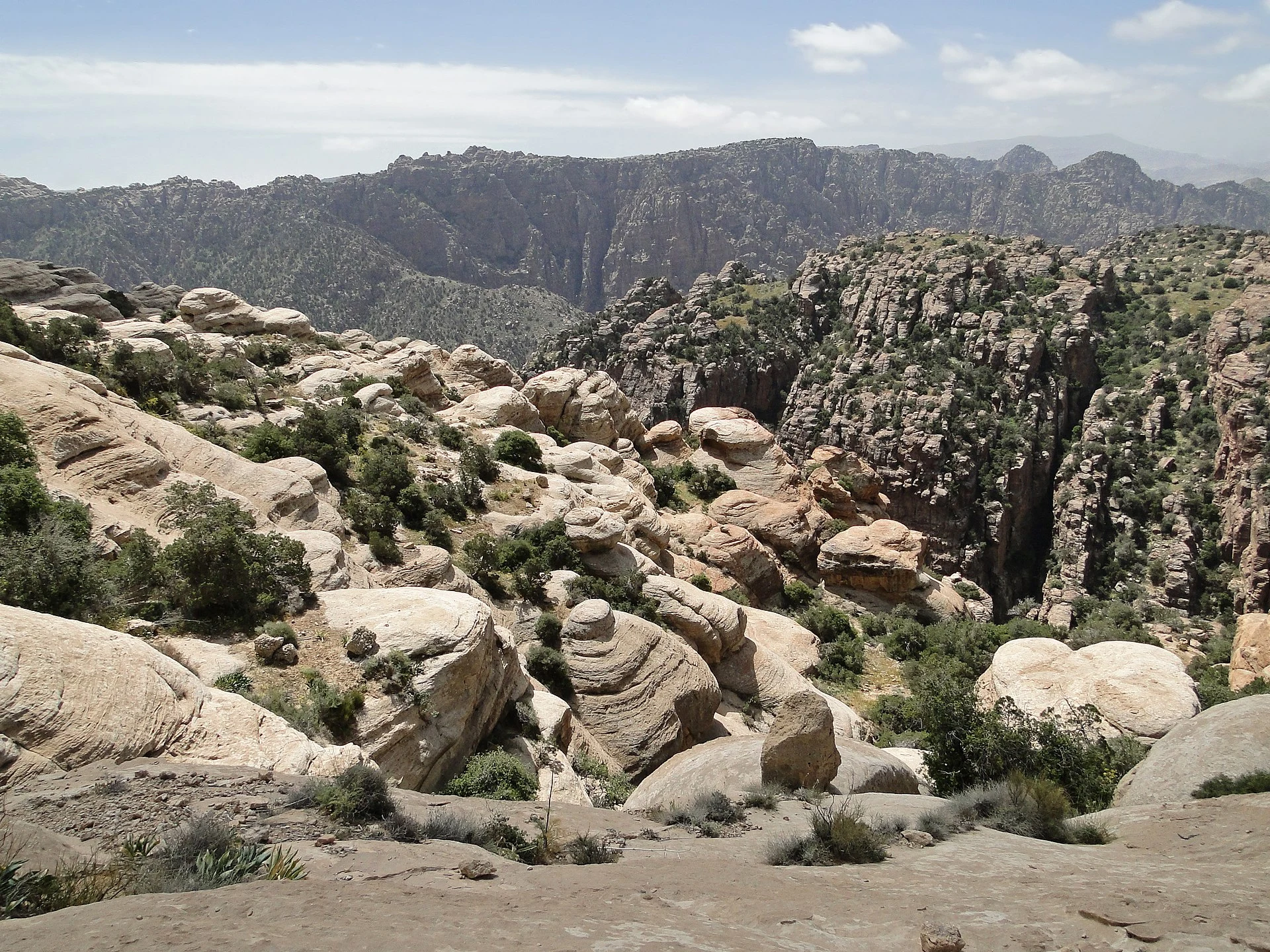 Vista ampla das escarpas de arenito e do vale de Wadi Dana na Reserva da Biosfera de Dana.