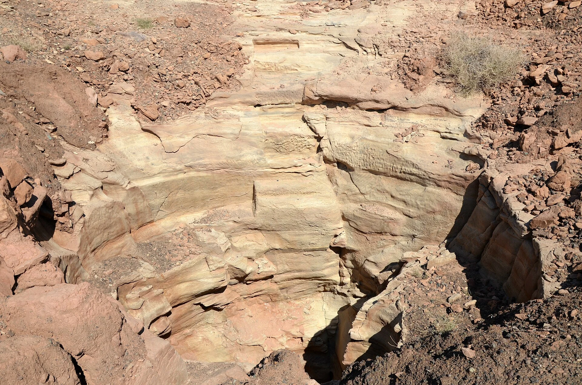 Überreste antiker Kupferschlacken in der trockenen Landschaft von Feynan in Jordanien.