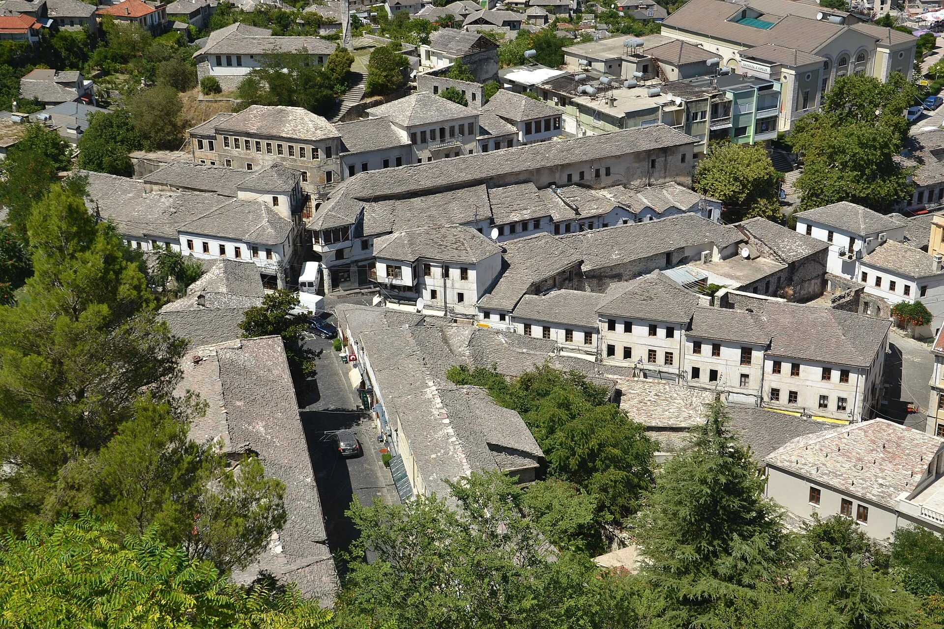 Facciata in pietra e torri della casa Zekate a Gjirokastër.