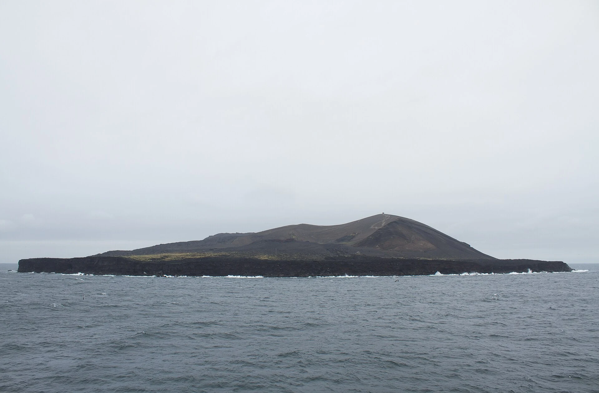 L’isola vulcanica protetta di Surtsey vista dal mare o dall’alto.