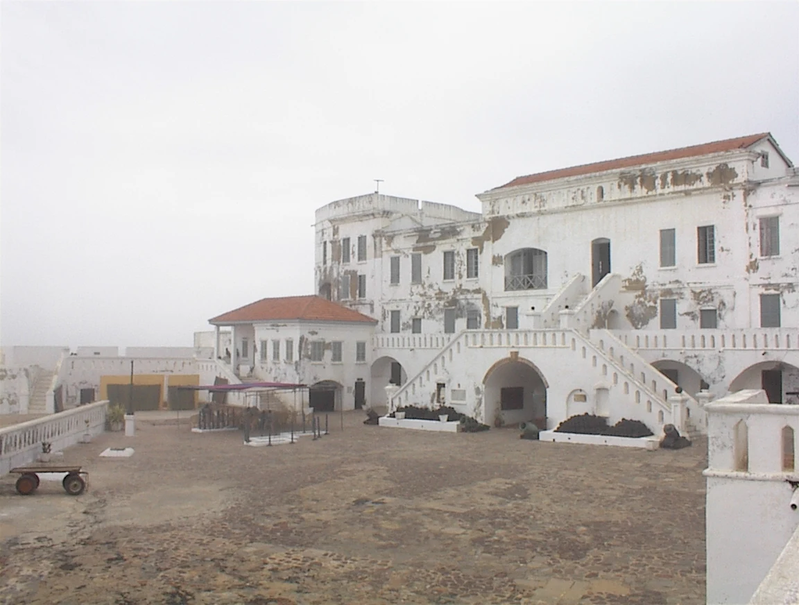 Bastioni bianchi del Castello di Cape Coast affacciati sull’Atlantico in Ghana.