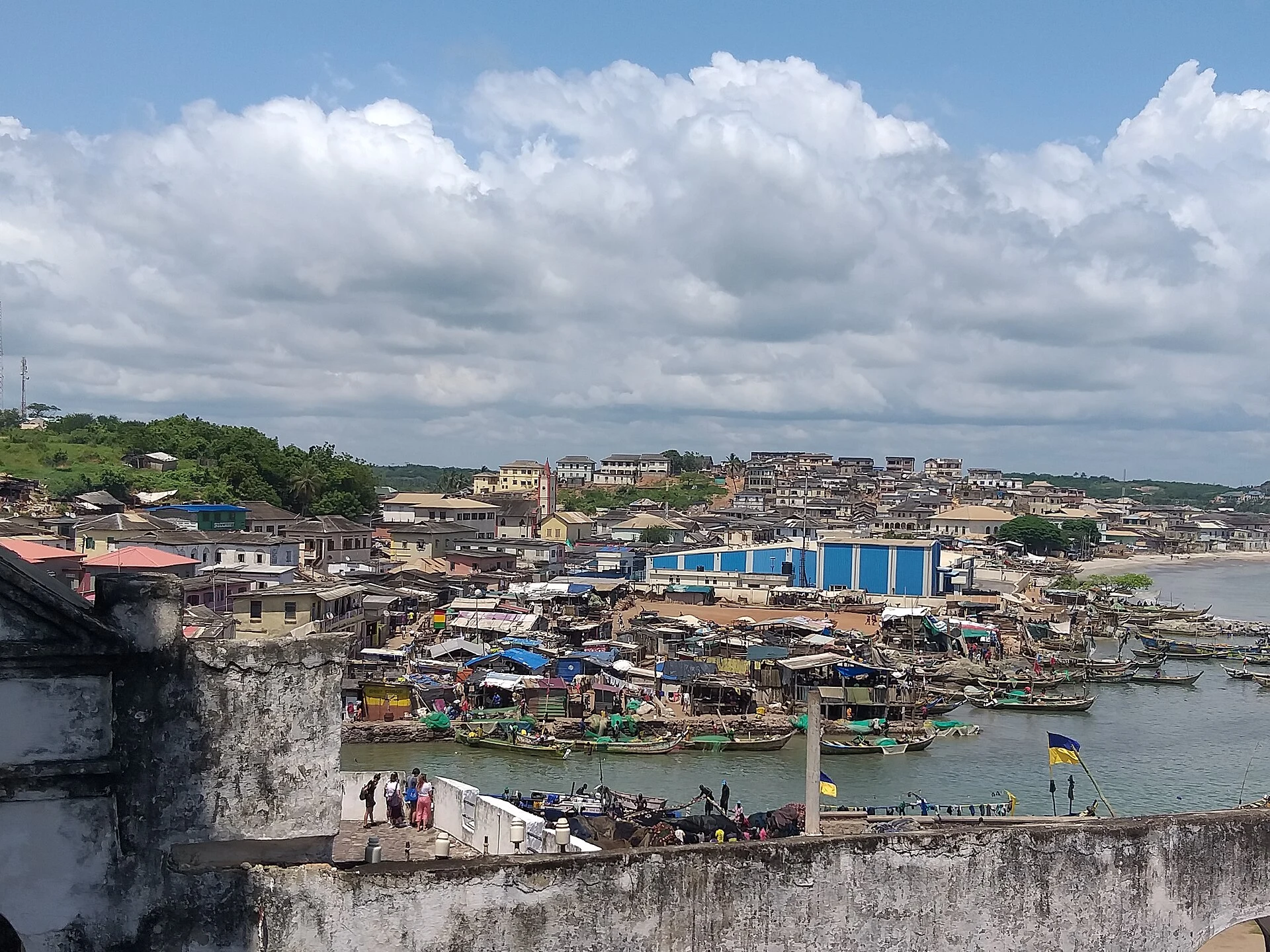 Barche da pesca nel porto di Elmina con il Castello di San Giorgio sullo sfondo.