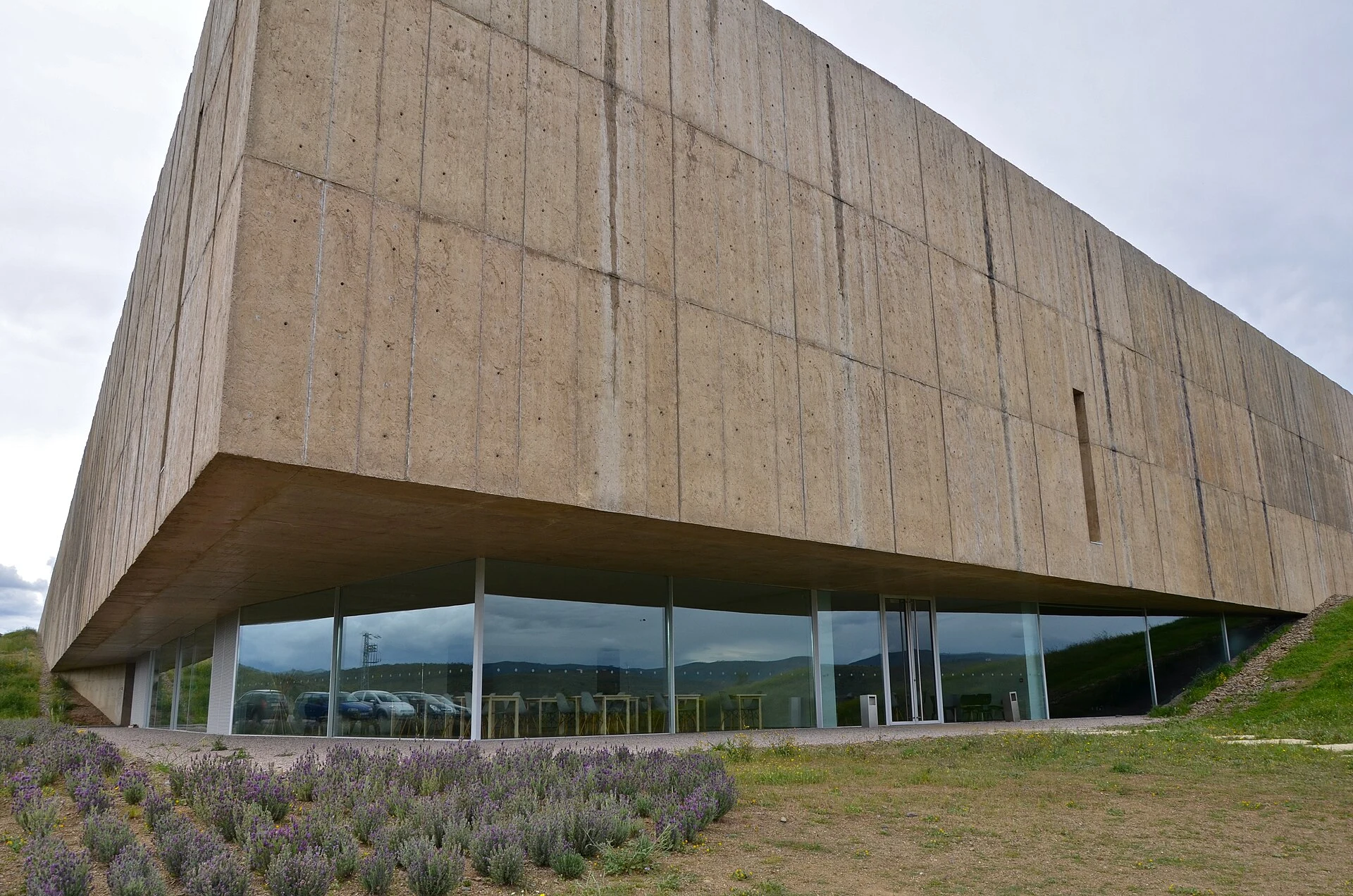 Exterior do Museu do Côa sobre o vale fluvial.