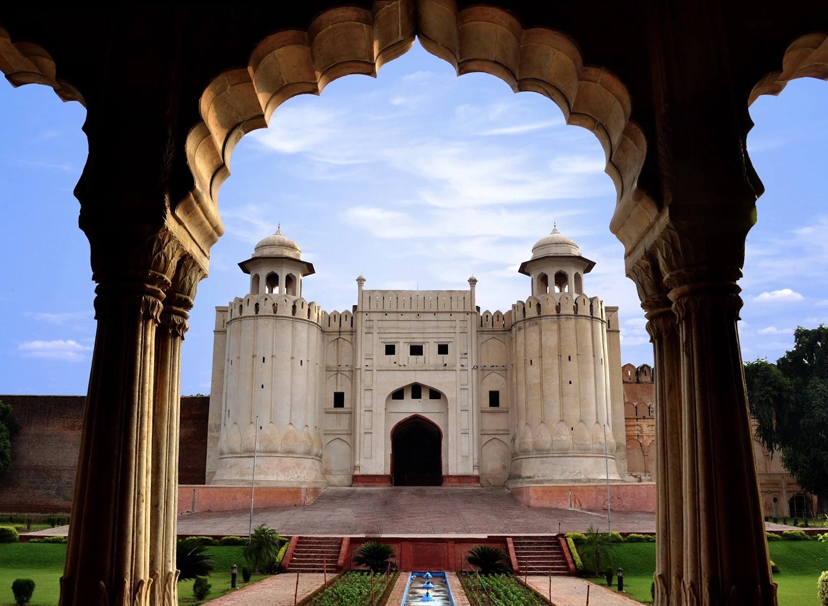 Restauriertes Detail der Bilderwand im Lahore Fort.