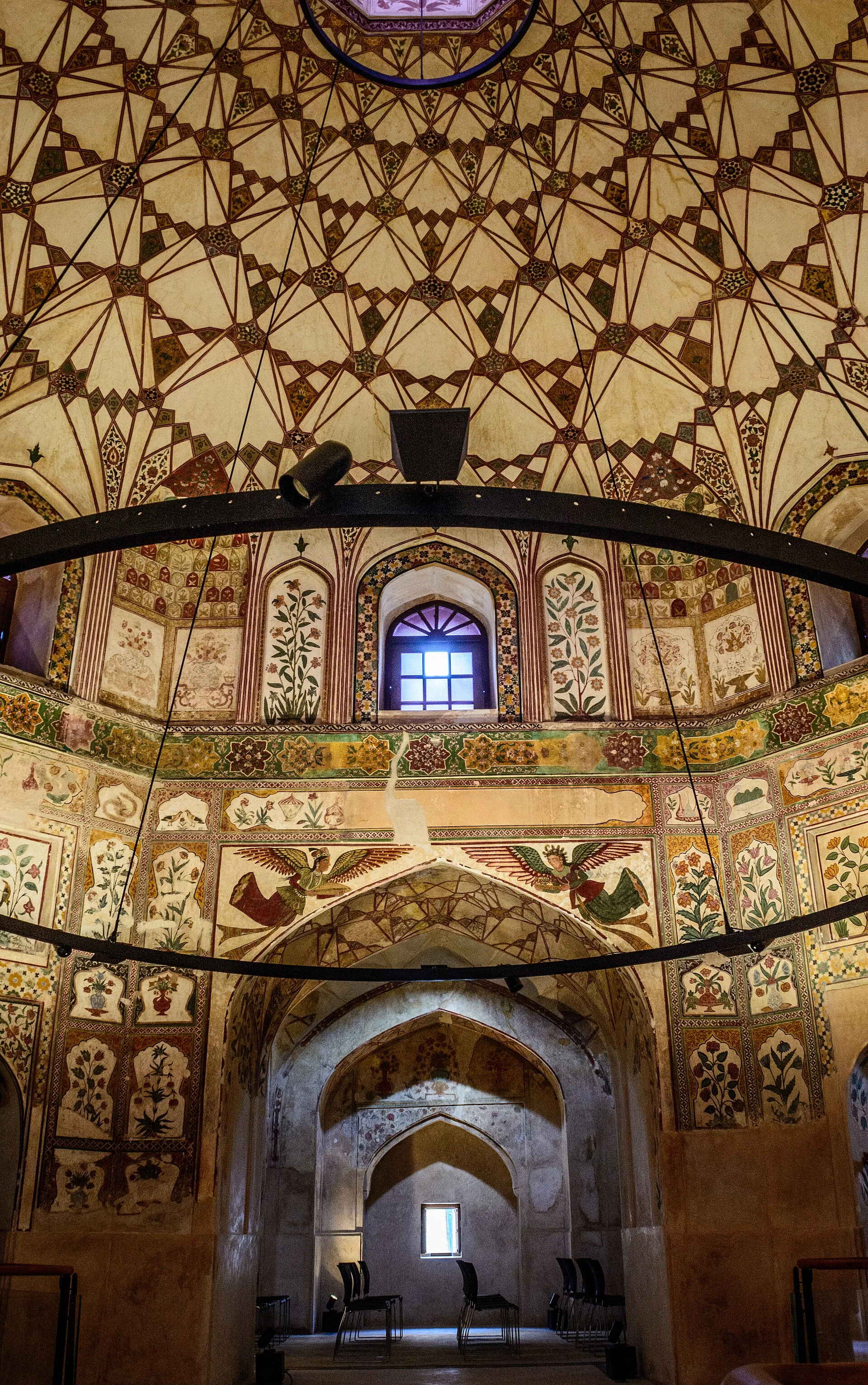 Interior com frescos do Shahi Hammam na cidade murada de Lahore.