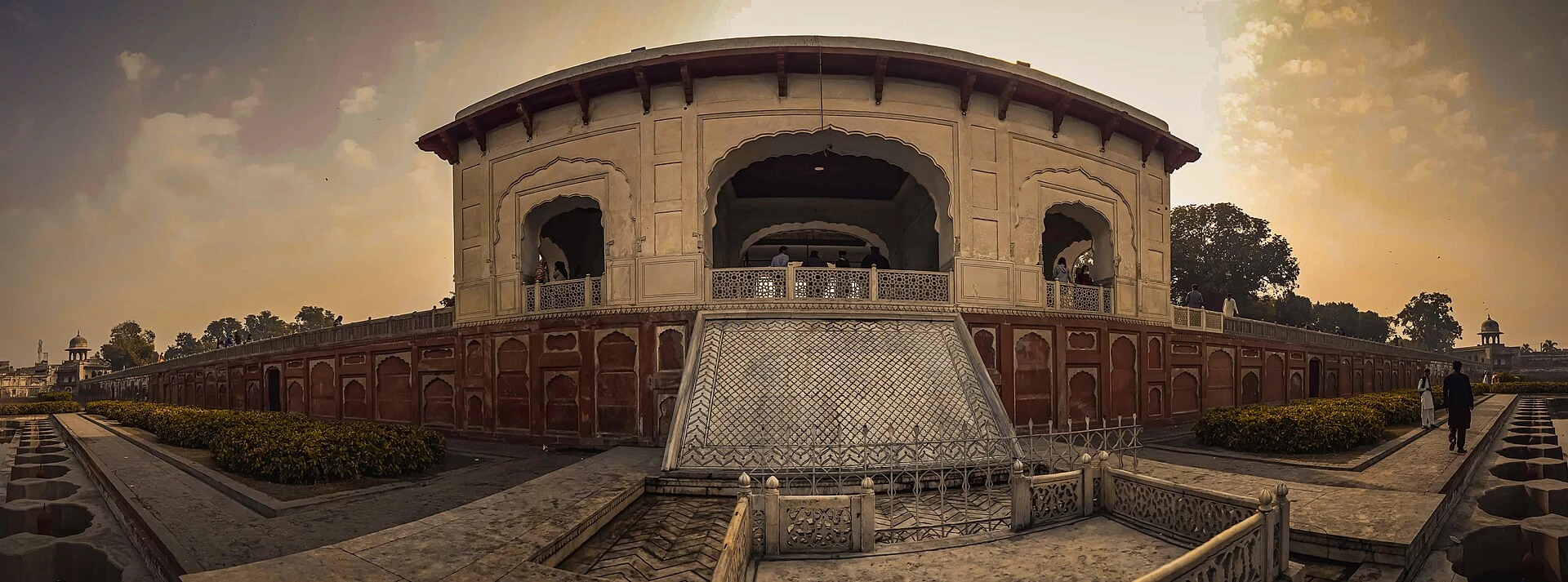 Terraços, canais de água e pavilhões dos jardins Shalimar de Lahore.