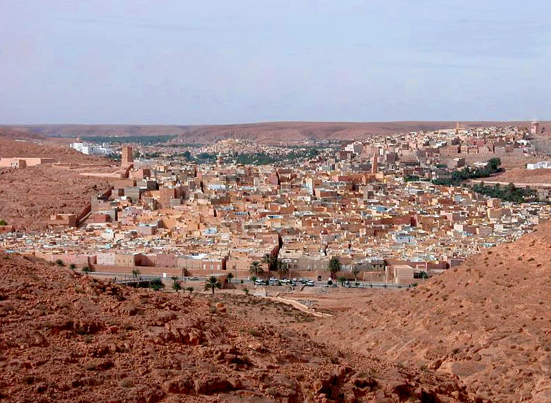 Panoramablick auf den historischen Ksar von Ghardaïa im M’Zab-Tal.