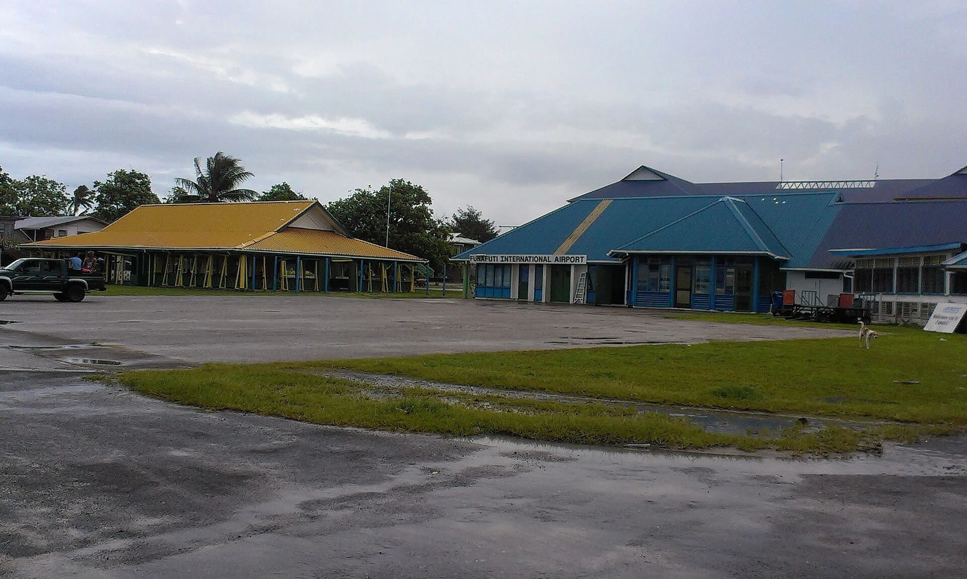La pista di atterraggio e il contesto abitato di Fongafale, a Funafuti.