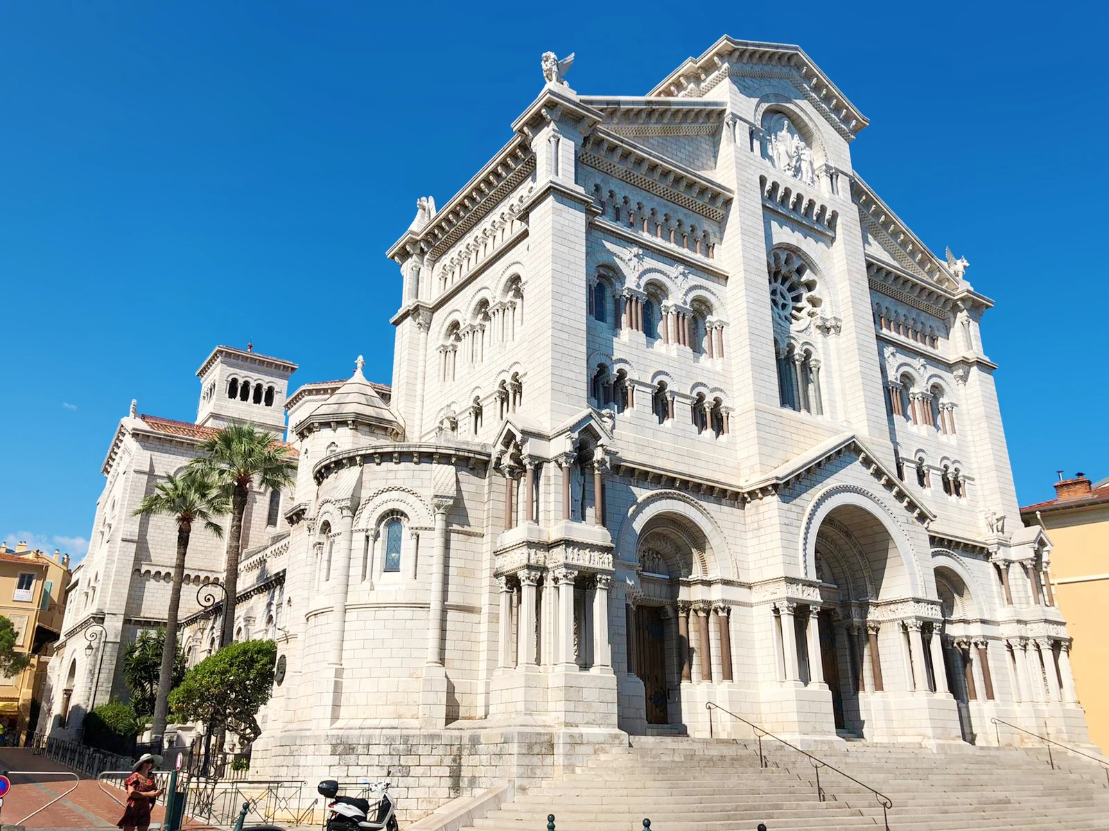 Caminho nos jardins Saint-Martin junto ao Museu Oceanográfico de Mônaco.