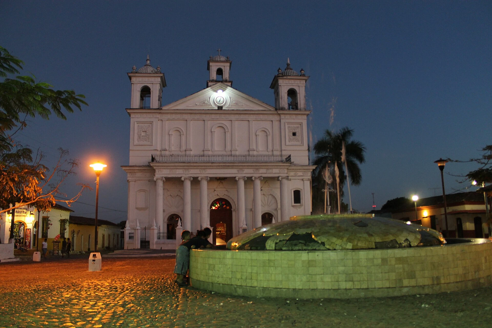 Église Santa Lucía et toits de tuiles du centre historique de Suchitoto.