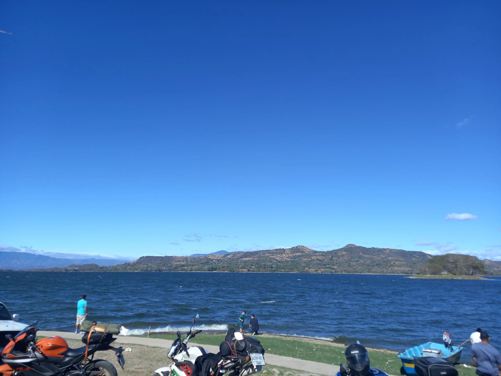 Bateau et végétation rivulaire sur le lac Suchitlán, partie du réservoir Cerrón Grande.