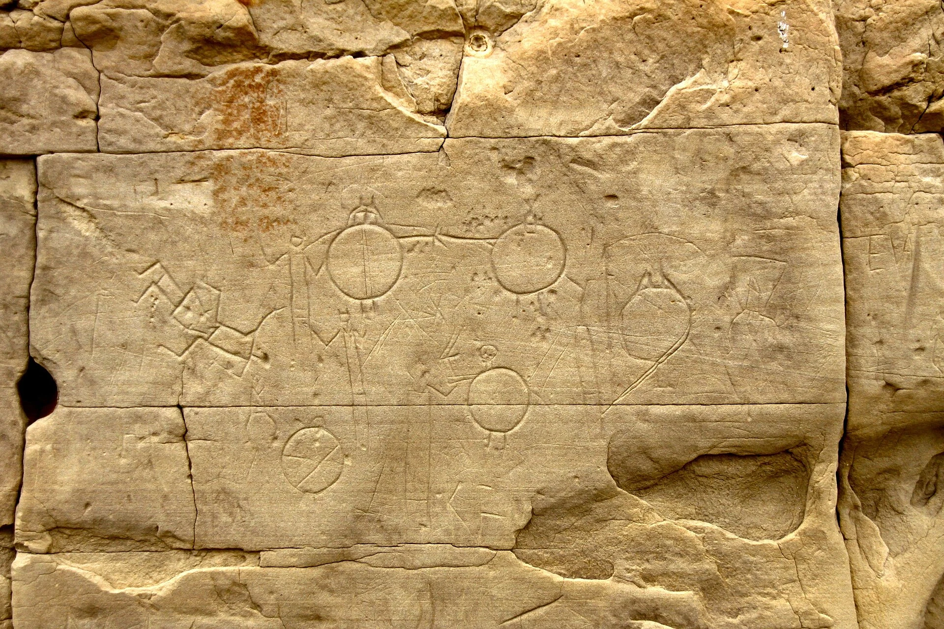 Pannello di arte rupestre protetto su arenaria ad Áísínai’pi