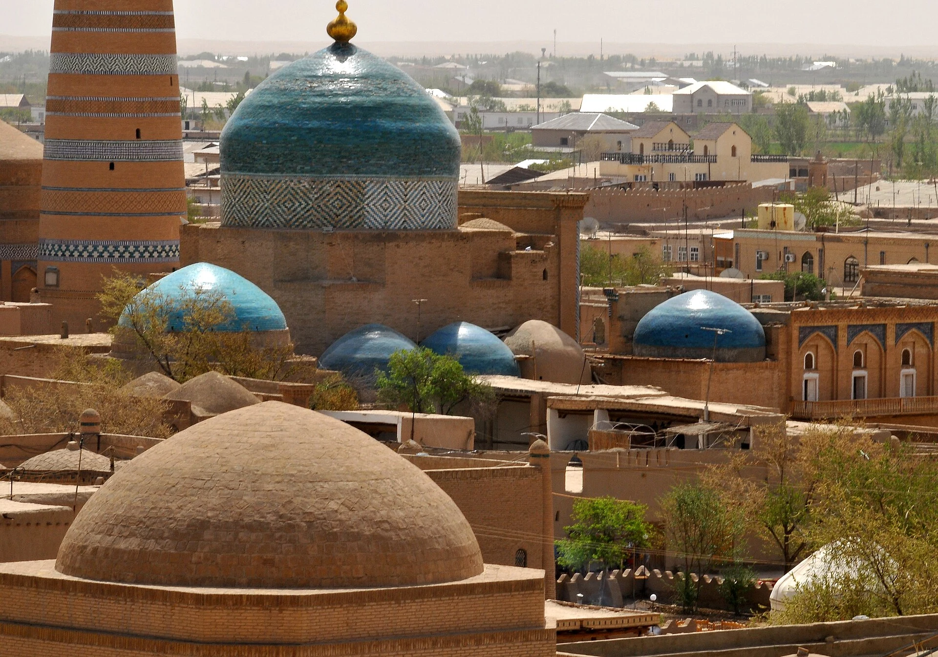 Muralha de terra e rua tranquila em Itchan Kala, Khiva.