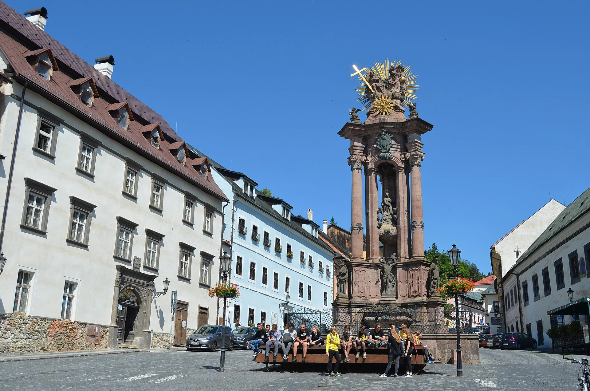 Centro histórico em encosta de Banská Štiavnica, Eslováquia.