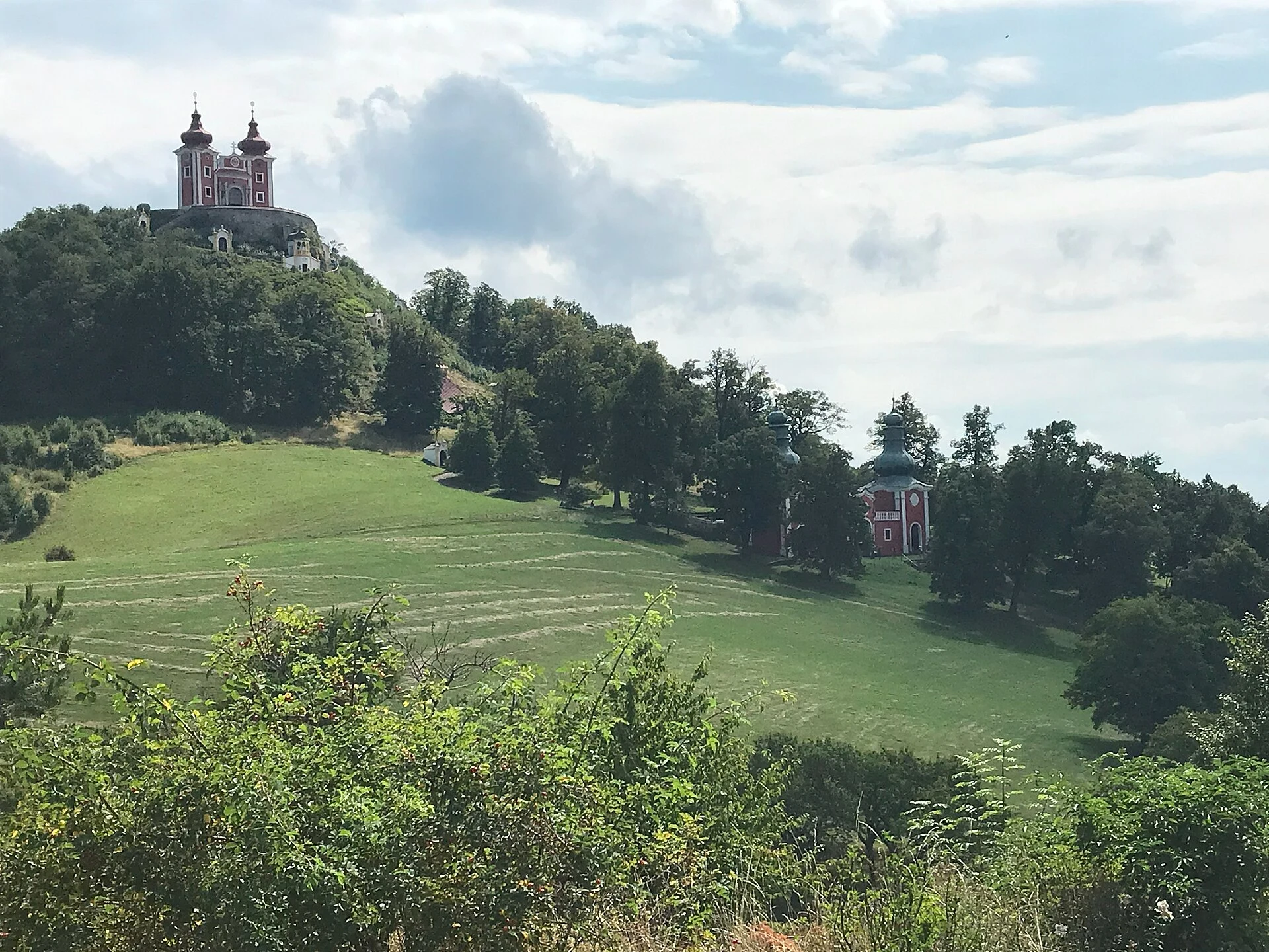 Historischer Ottergrund-Stausee in bewaldeten Hügeln bei Banská Štiavnica.