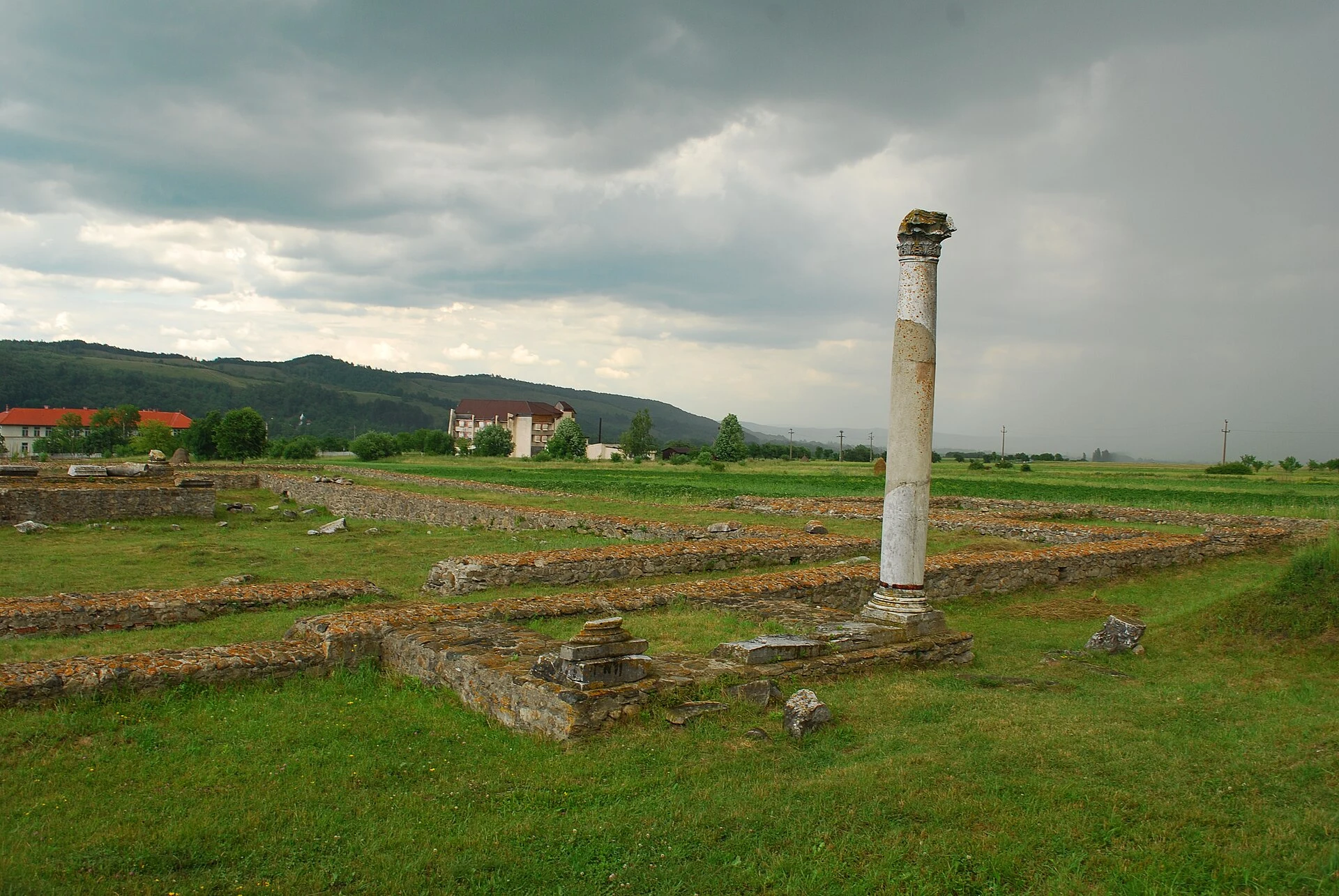 Archäologische Überreste des Forums von Ulpia Traiana Sarmizegetusa.