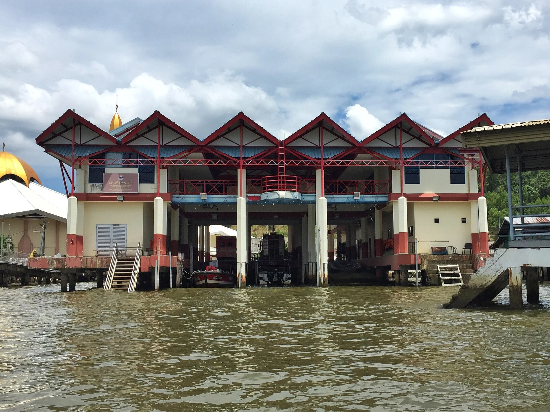 Passerella di legno che collega case e pontili a Kampong Ayer.