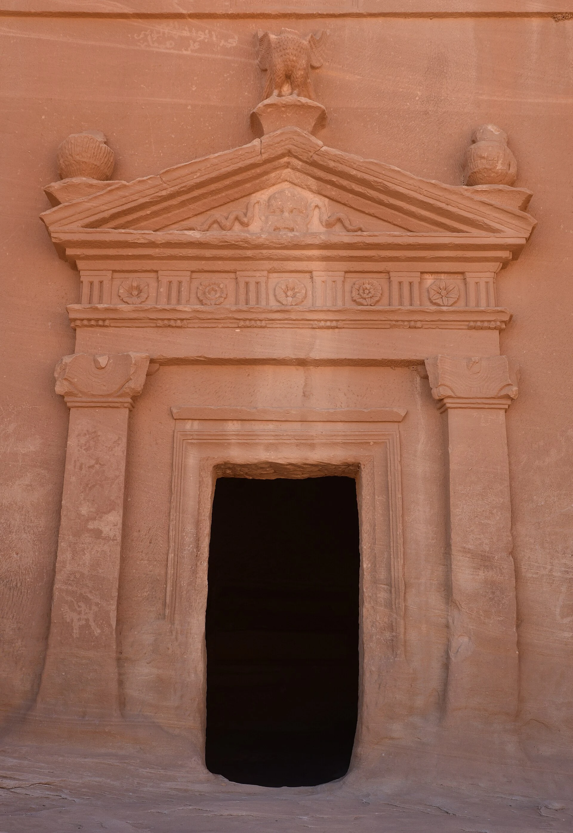 Facciata di una tomba nabatea scolpita nell’arenaria a Hegra.