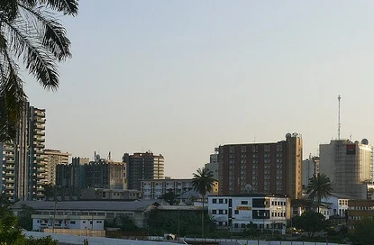 Taxis auf einer Straße in Douala, Kamerun.