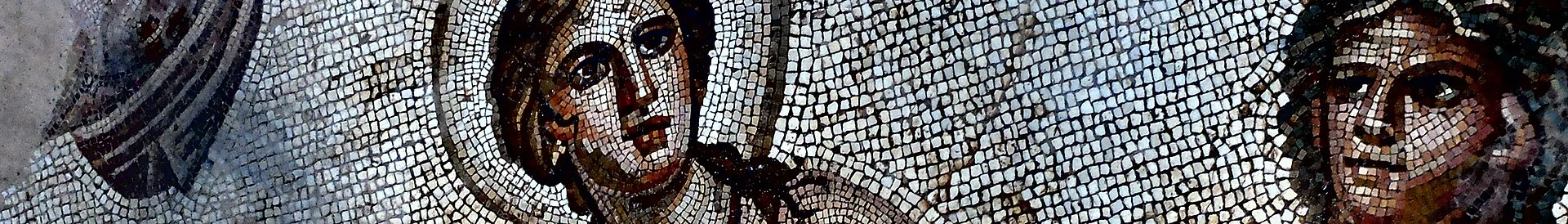 Mosaico romano preservado no seu contexto arquitetónico em Bulla Regia.