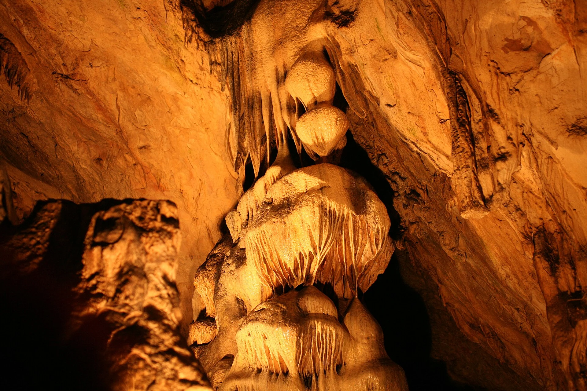 Figure preistoriche dipinte su una parete della grotta di Magura.