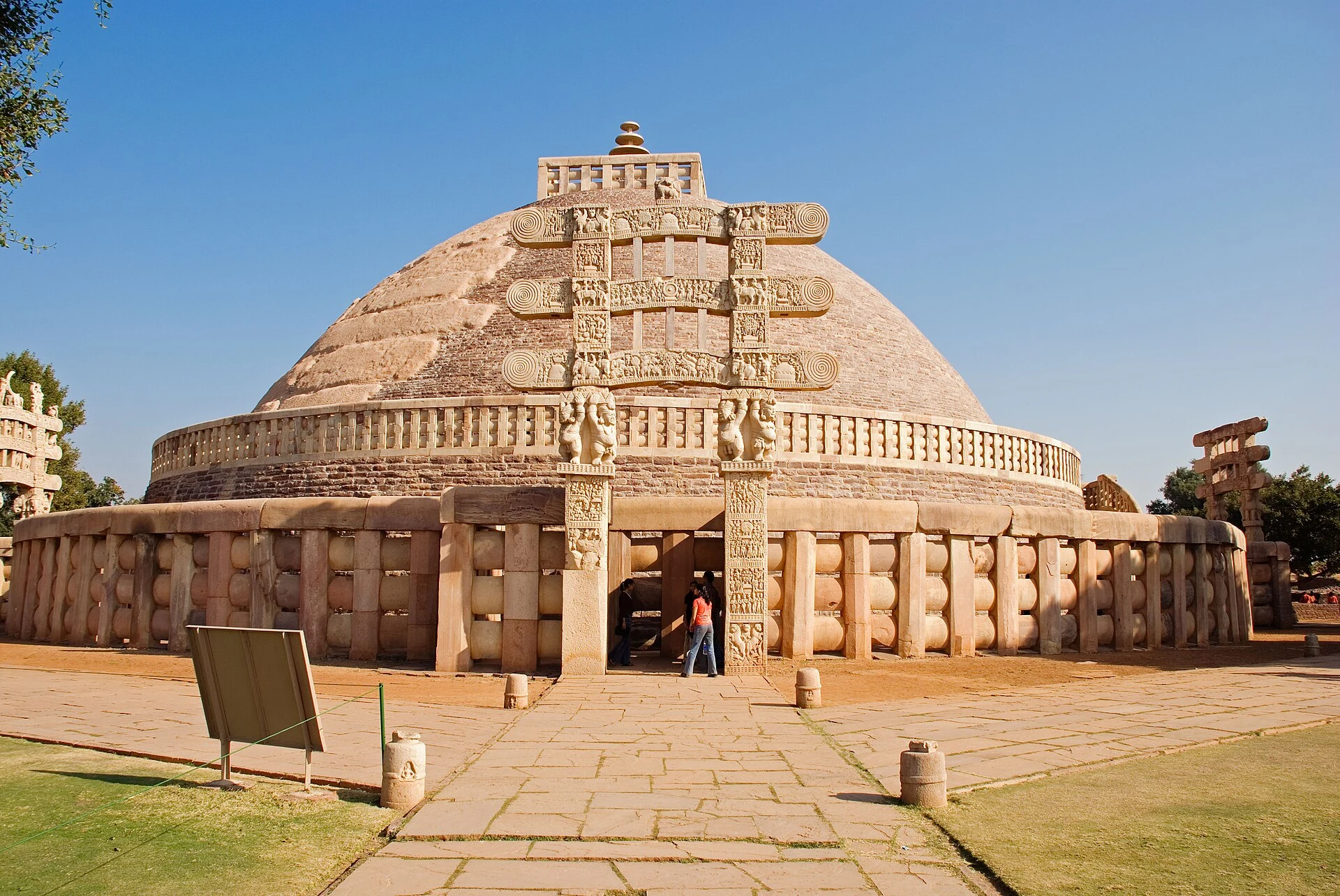Der Große Stupa von Sanchi mit einem geschnitzten Tor.