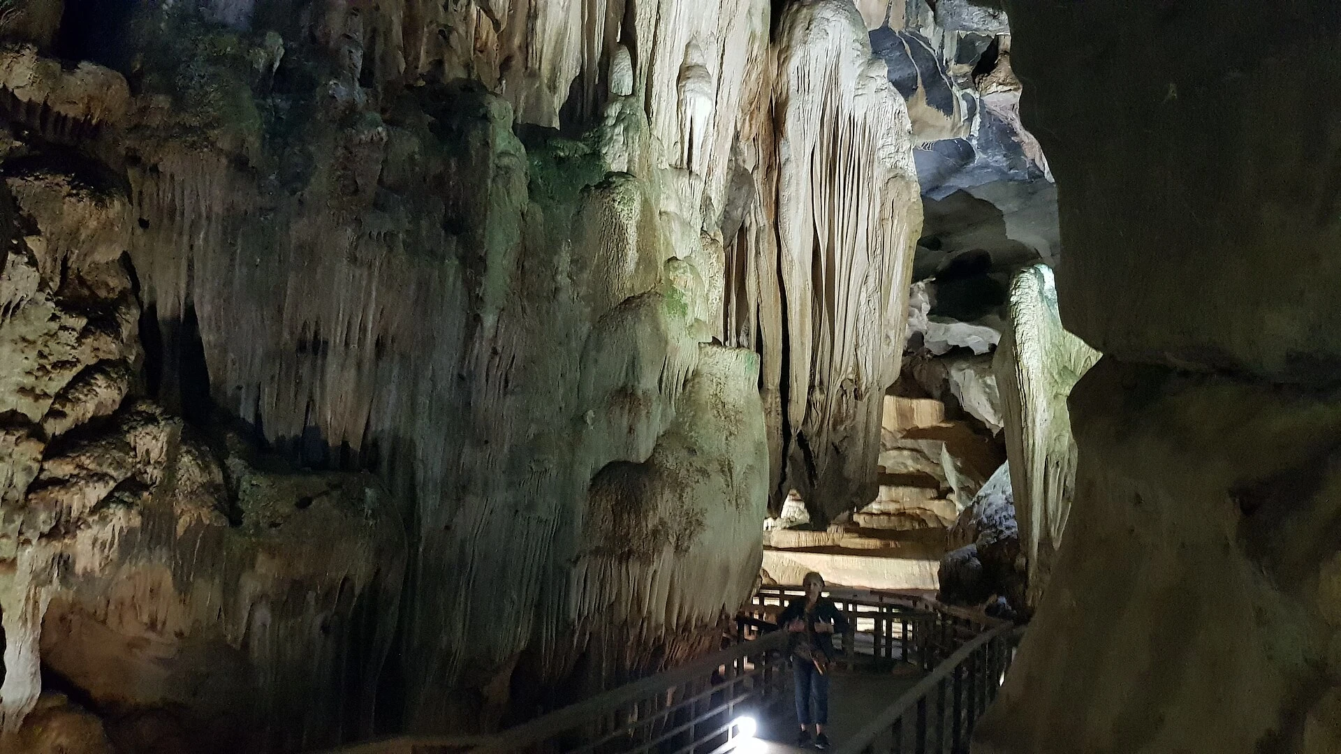 Besucherboot auf dem Son-Fluss vor dem Eingang der Phong-Nha-Höhle.