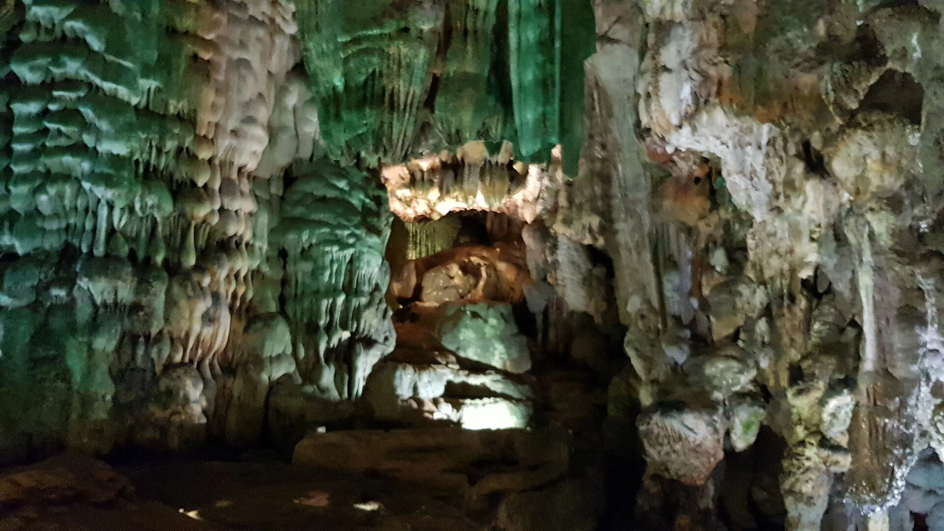 Passerelle en bois parmi les formations calcaires de Paradise Cave.