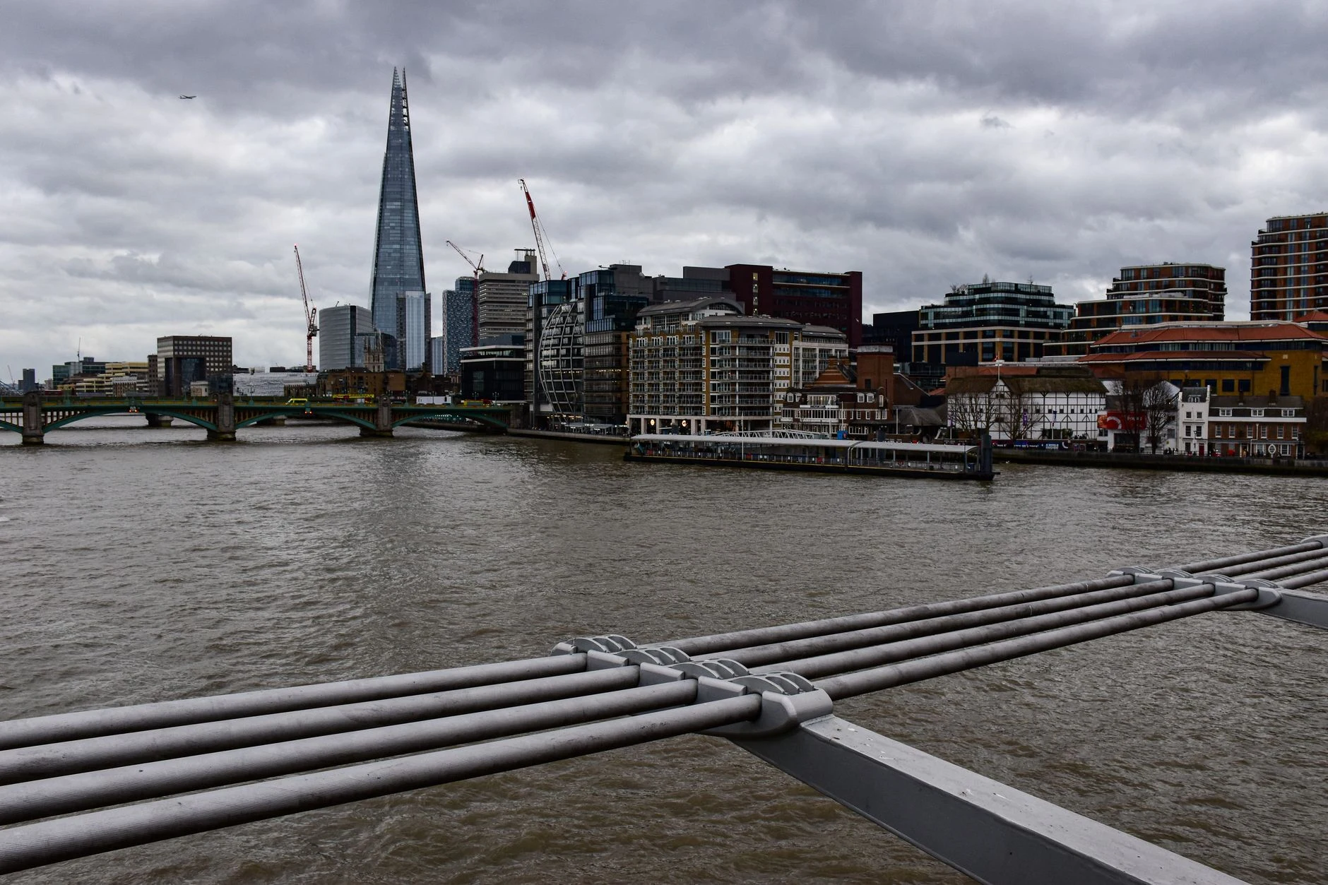 Vista contemporânea de Londres junto ao Tâmisa