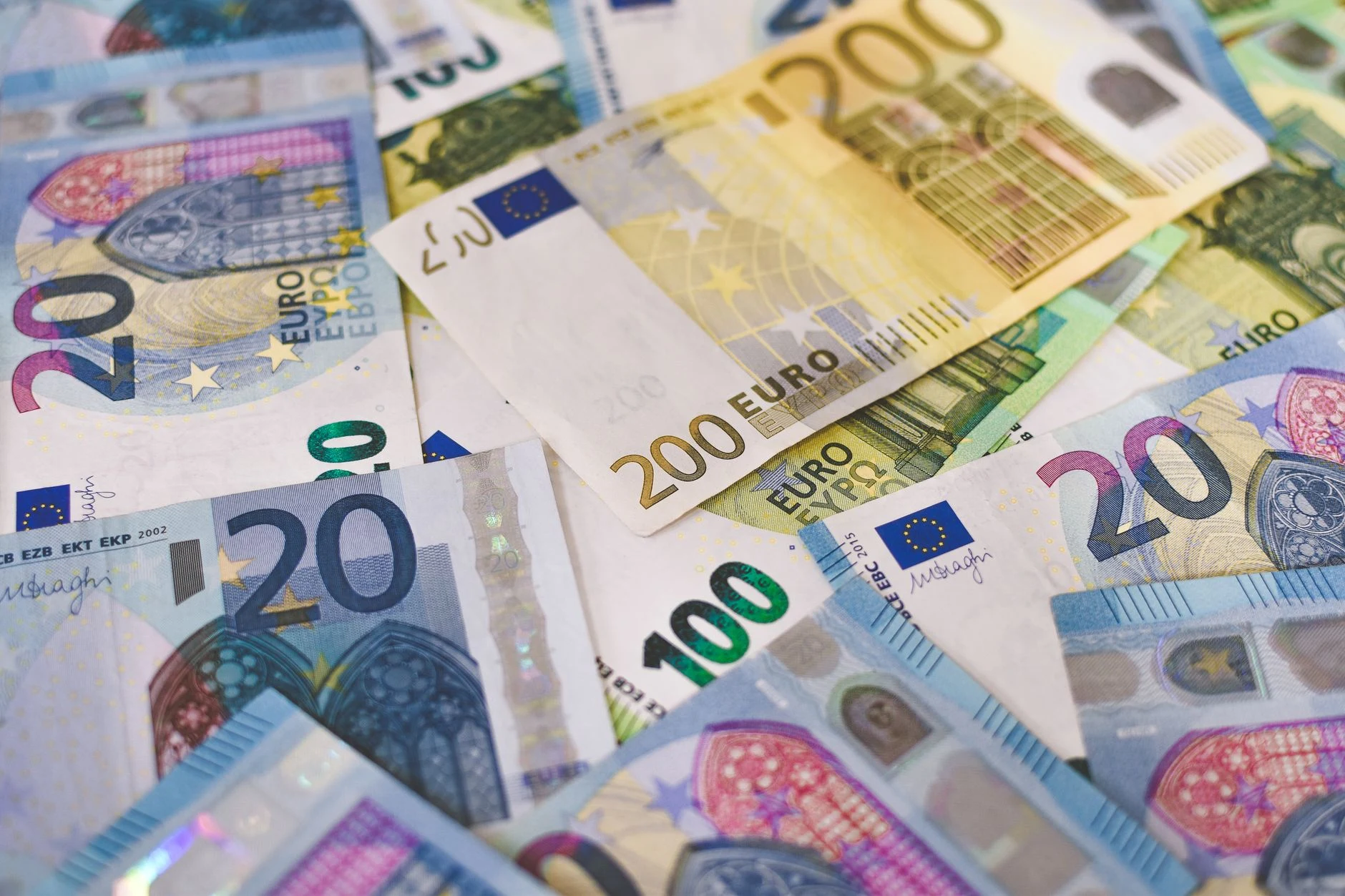 Billets et pièces en euros préparés pour un voyage