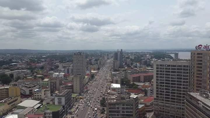 Panorama urbano de Kinshasa, capital da República Democrática do Congo.