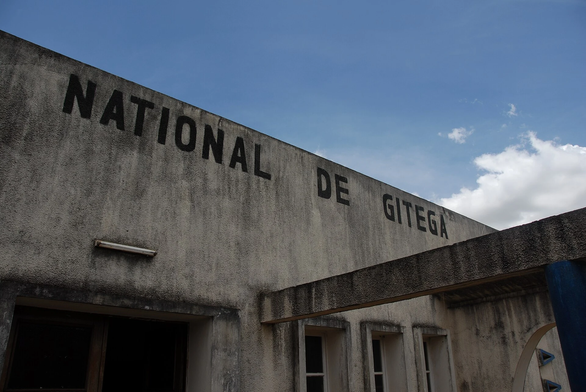 Visitatore davanti a una collezione etnografica del Museo Nazionale di Gitega.