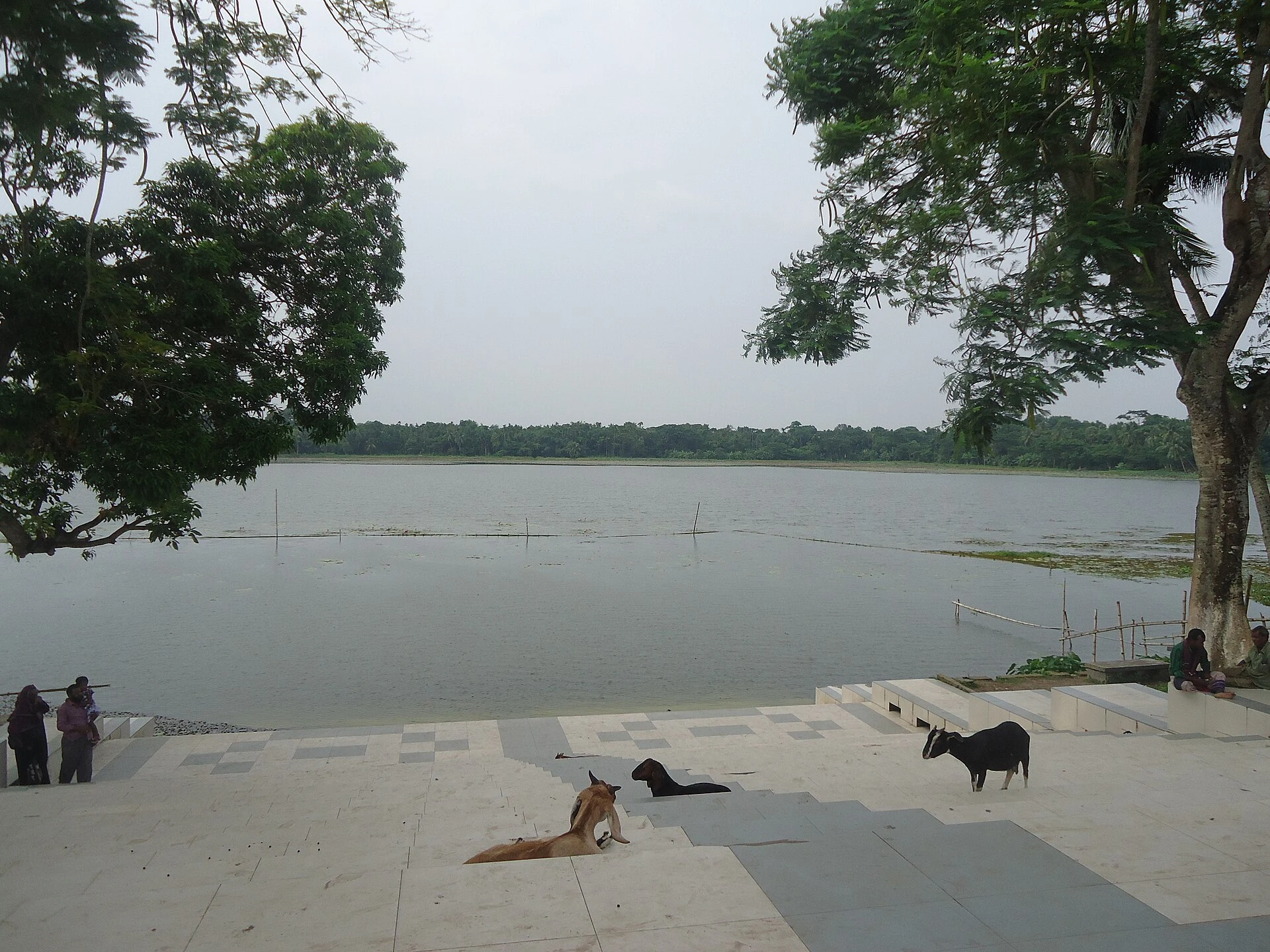Das Mausoleum von Khan Jahan an einem Teich in Bagerhat.
