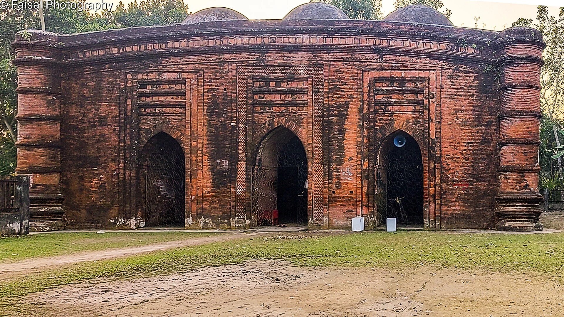 Mesquita das Nove Cúpulas junto ao lago de Khan Jahan em Bagerhat.