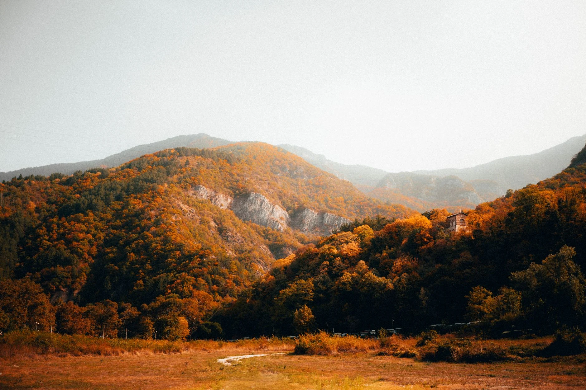 Vue depuis un train à voie étroite sur les pentes montagneuses près de Razlog.