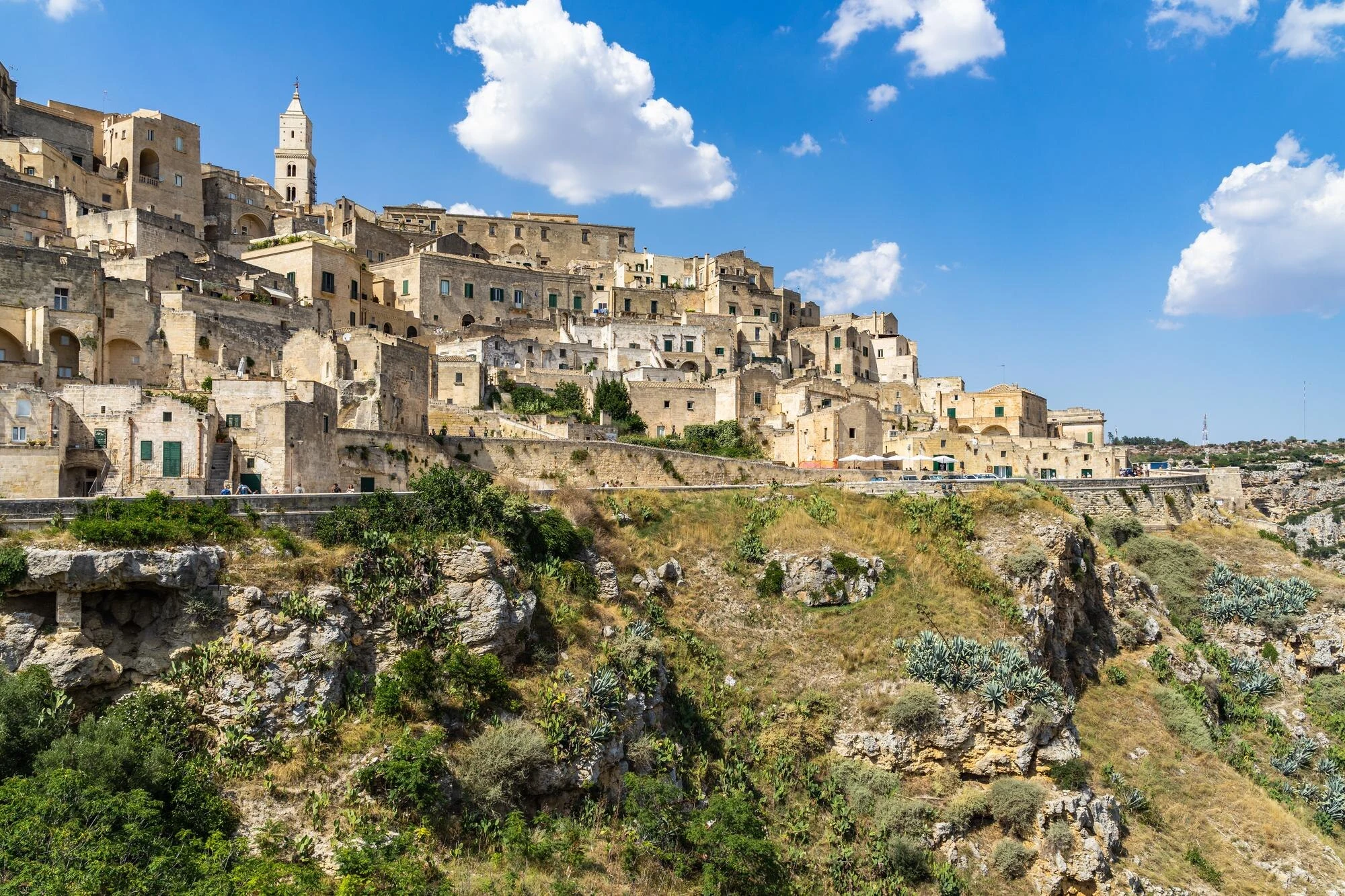 O Sasso Caveoso em terraços diante da paisagem da Gravina em Matera.