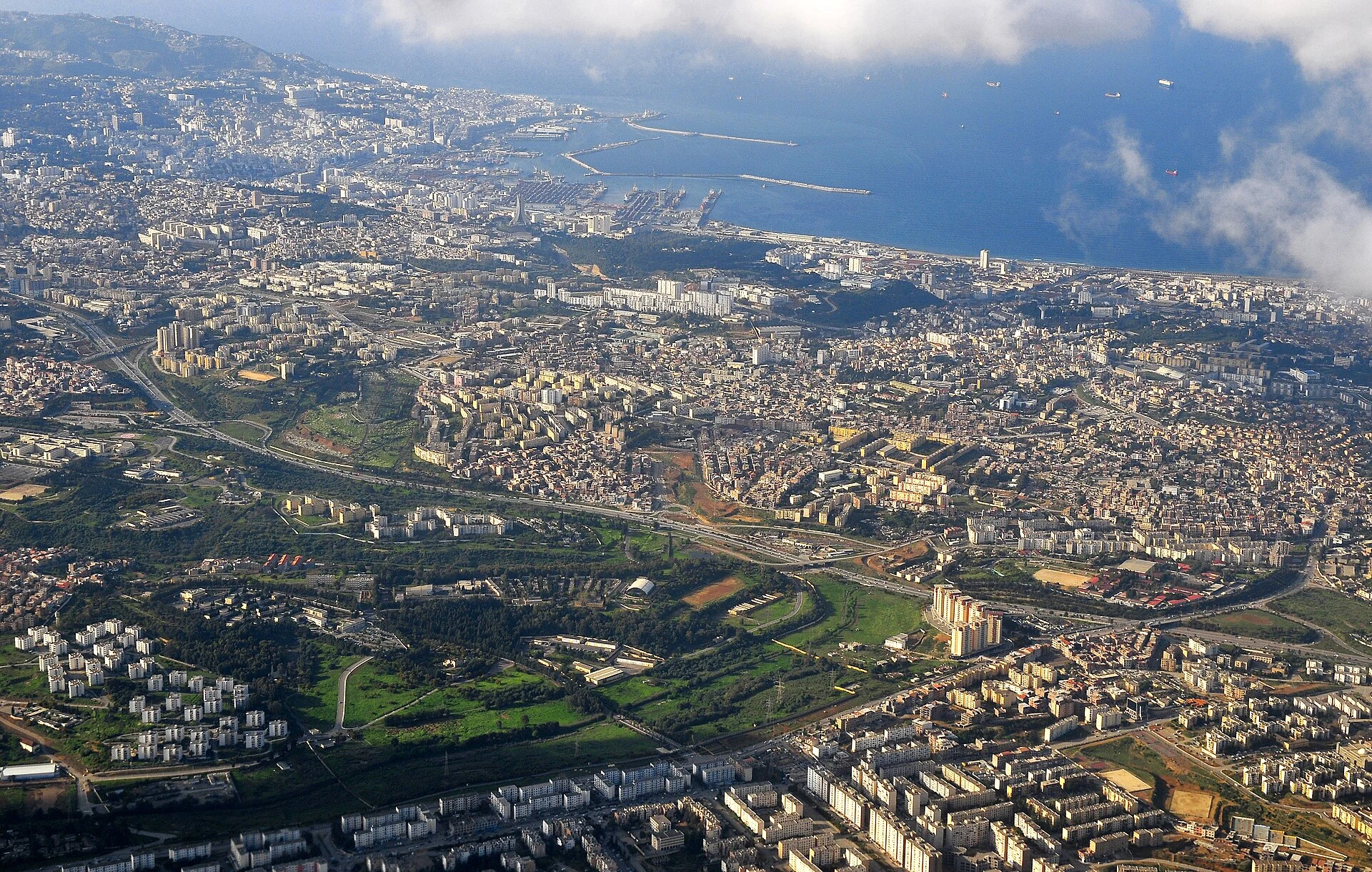 Straße in einem alltäglichen städtischen Umfeld in Algier.